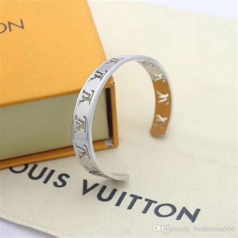 กำไล ข้อ มือ louis vuitton ราคา|ลูอิส วิตตอง.